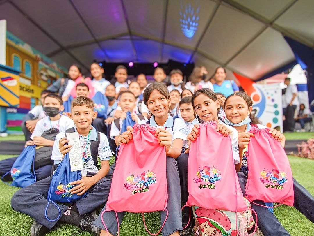 Más de 200 niñas y niños conocieron más de cerca la ciencia y la tecnología en una visita a Fundacionidea