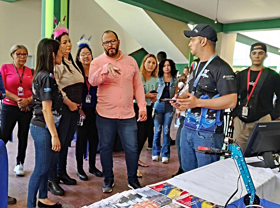 Carabobo realiza con éxito 1er Encuentro Estudiantil de Robótica