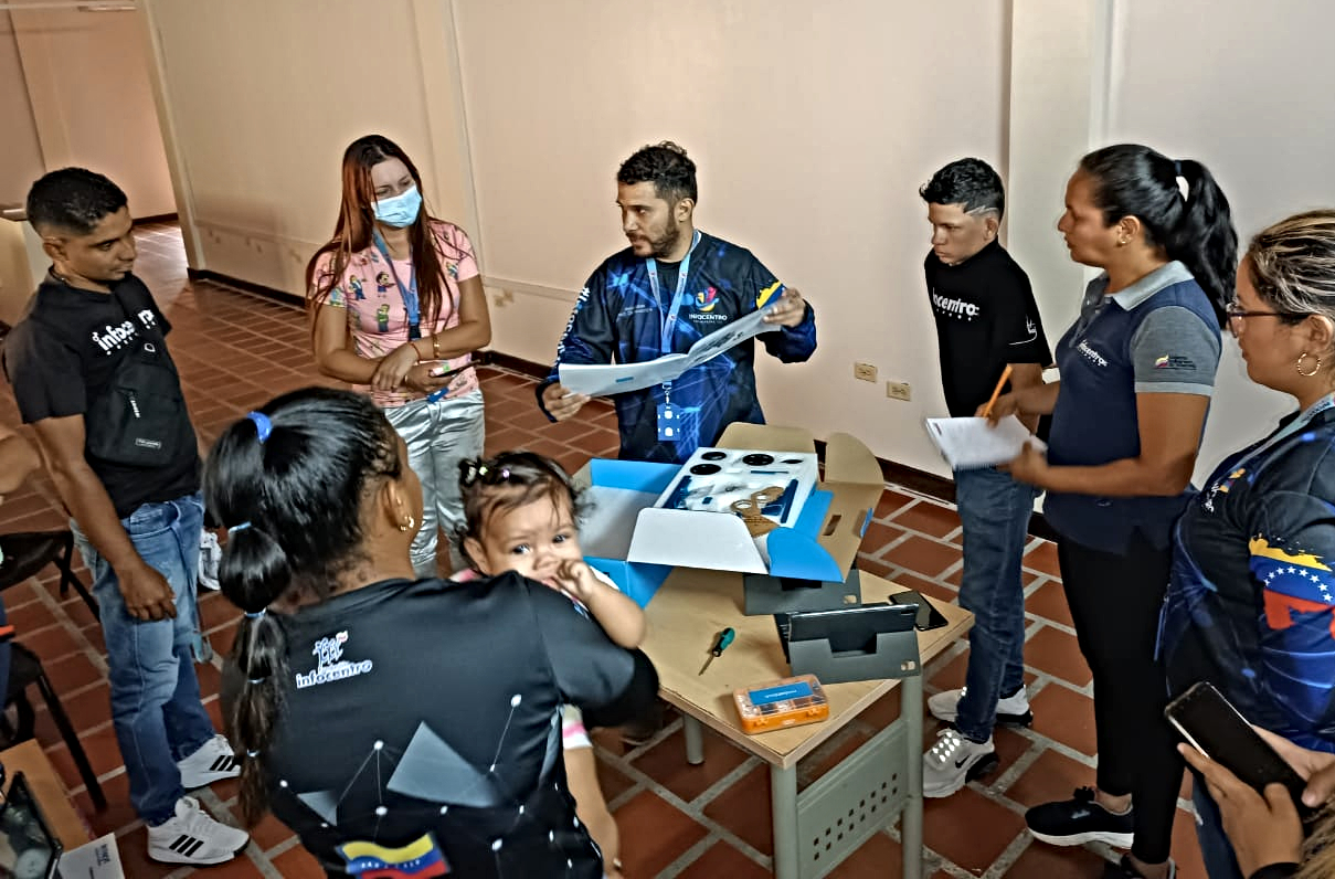 Inicia Taller de Robótica a equipo de Infocentro Barinas