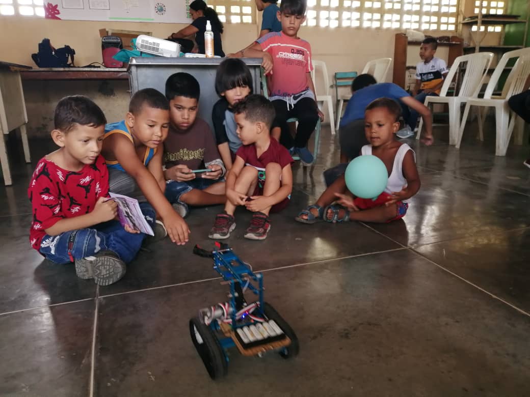 Taller de Introducción a la Robótica en el colegio E.B. «Eutimio Rivas» de Sucre