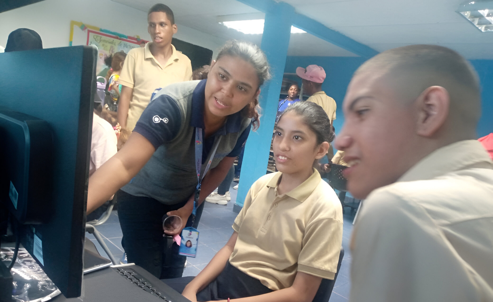 El Instituto de Educación Especial y el Taller de Educación Laboral “Miguel Peña” visitan las Instalaciones del Infocentro Ricardo Urriera