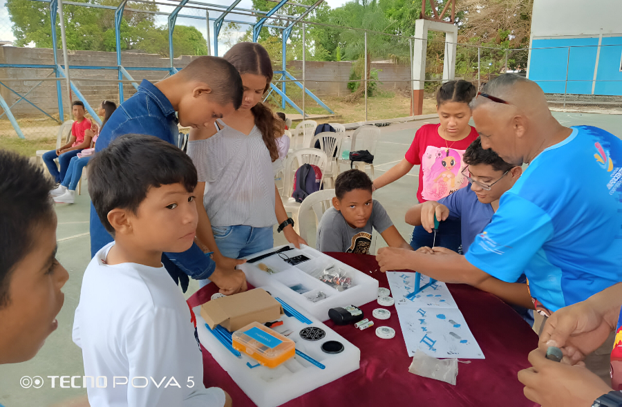 Equipo del Infocentro Bolívar lleva la Robótica Educativa y las Comunidades TIC a niños y niñas indígenas de Maripa