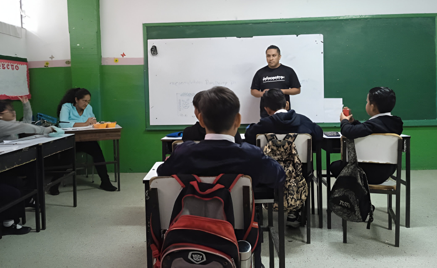 Estudiantes de la Escuela Básica Josefa Molina reciben formación en robótica