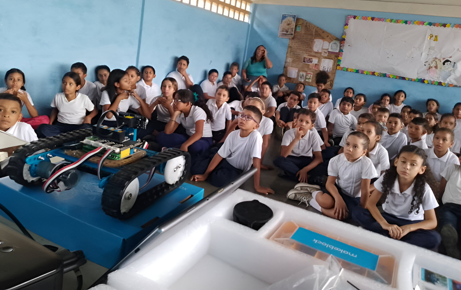 Escuela «Dr. Arnoldo José Peraza» recibe la visita del Semillero Científico